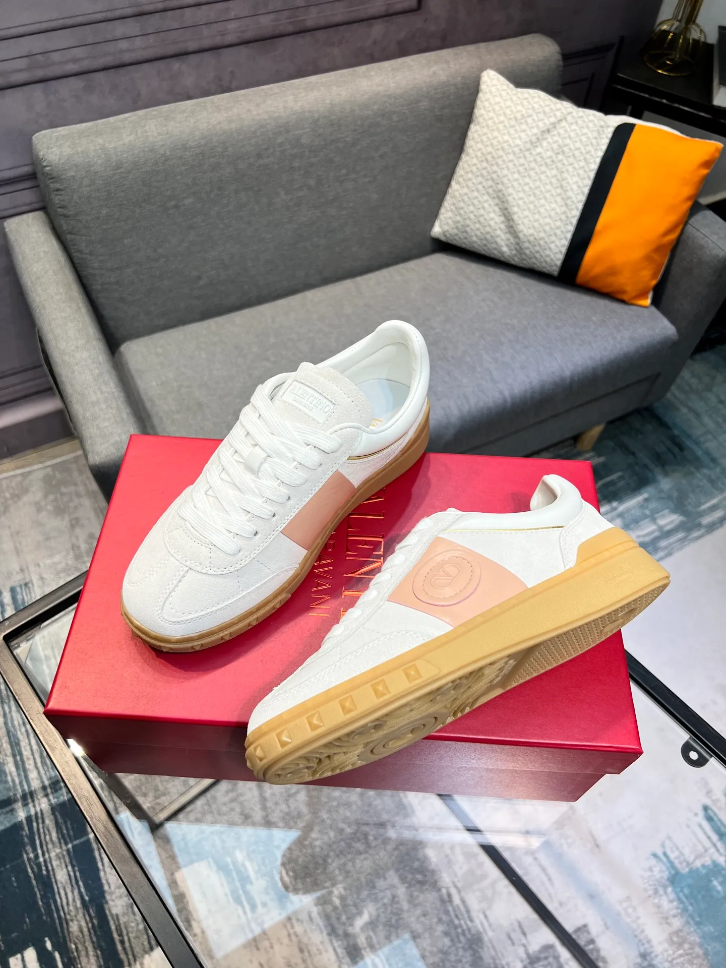 Men's shoes 💰620 👉🌹🌹VALENTINO counter synchronized new low-top casual sports shoes 👍Professional and high-end, perfect replica, first-class quality! 👍All made of original 1:1 materials, exclusive mold opening! 👍High mercerized cowhide fabric 👍TPU outsole, comfortable and wear-resistant, brand injection insole, 👍Full set of high-end counter packaging 👍All details are customized with 1:1 mold, striving for perfection! 👍Couple style female 35-41, male 38-46 (female 41, male 45 46 customized)